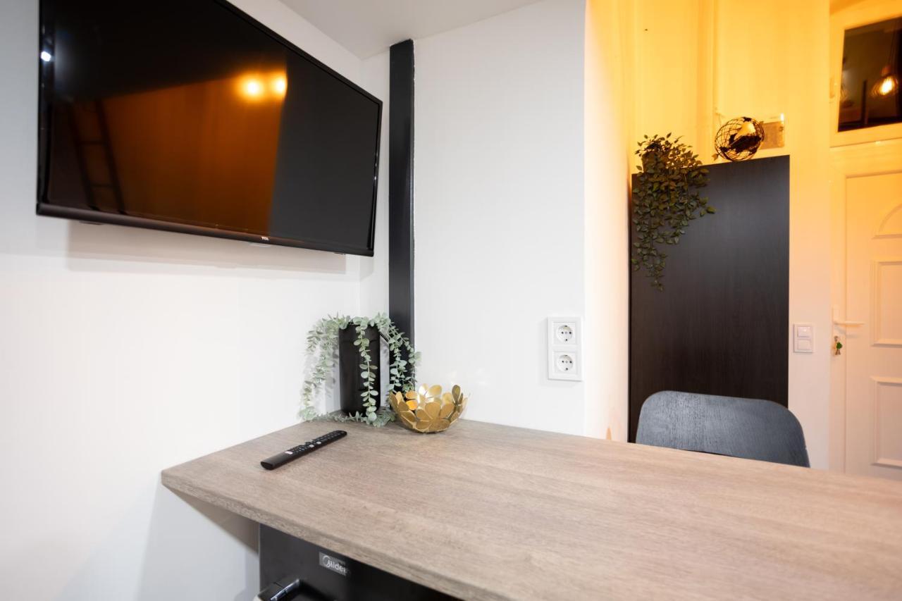 Green Goblin Apartment With Free Private Parking Budapest Bagian luar foto