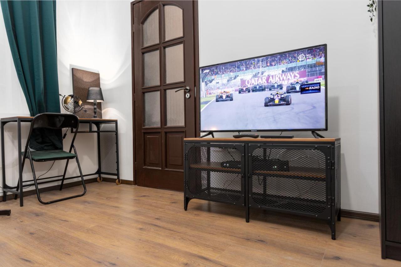 Green Goblin Apartment With Free Private Parking Budapest Bagian luar foto