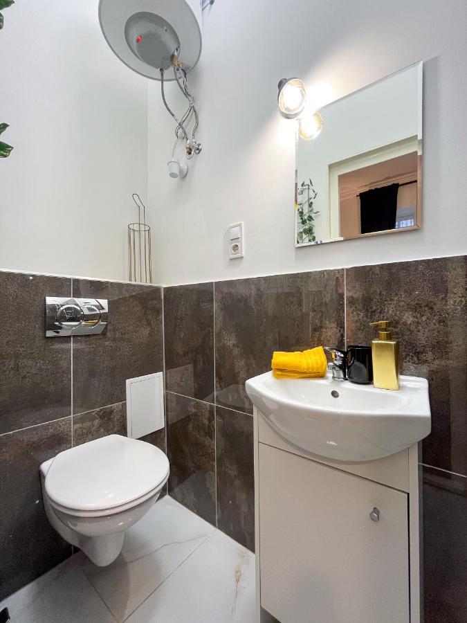 Green Goblin Apartment With Free Private Parking Budapest Bagian luar foto
